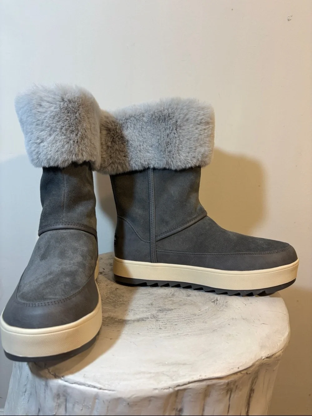 Koolaburra by UGG Women's Grey Faux Fur Trim Tynlee Fashion Boots With The Fur!